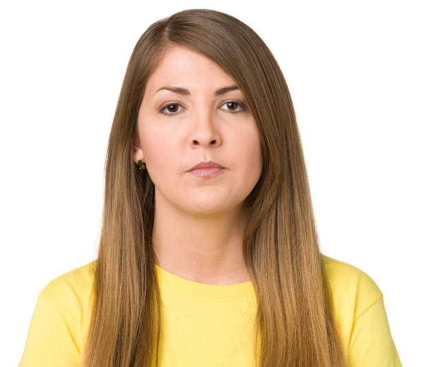 年轻女子面无表情地看着相机图片下载