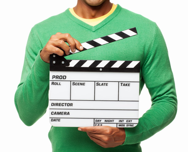 男人拿着一个开放的电影隔板-孤立图片下载