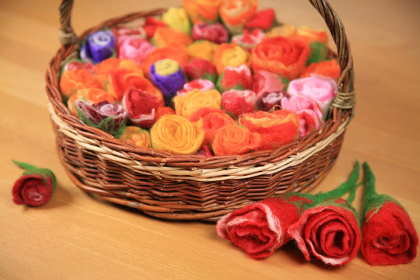 柳条篮子里的人造毛毡花图片下载