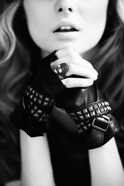 戴着手套和骷髅戒指的漂亮女人图片下载