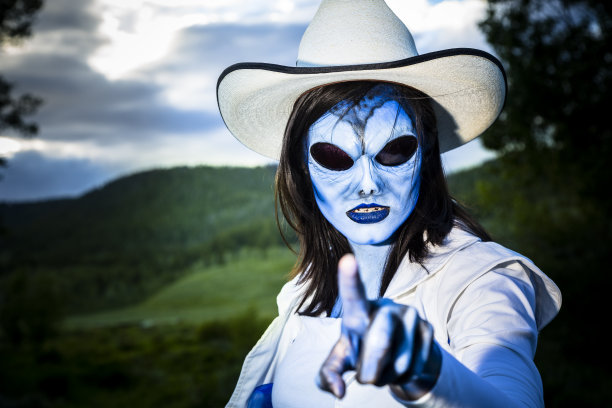 虚构人物:外星女牛仔指着你。图片下载