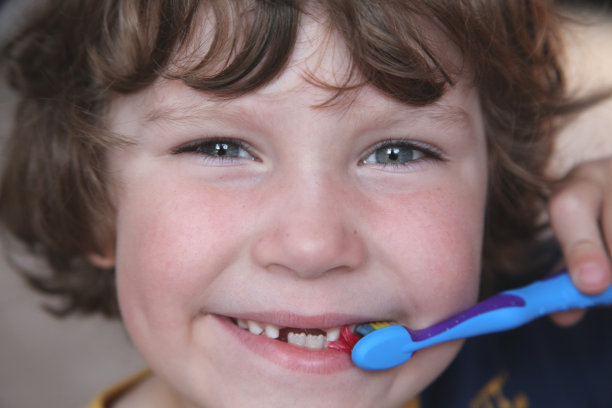 男孩刷牙时微笑图片下载