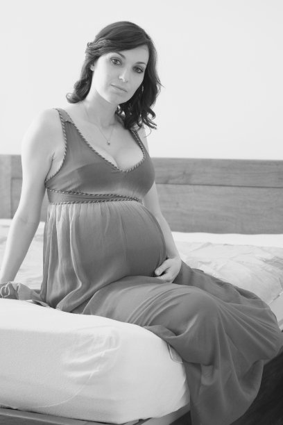 怀孕的年轻女子图片下载