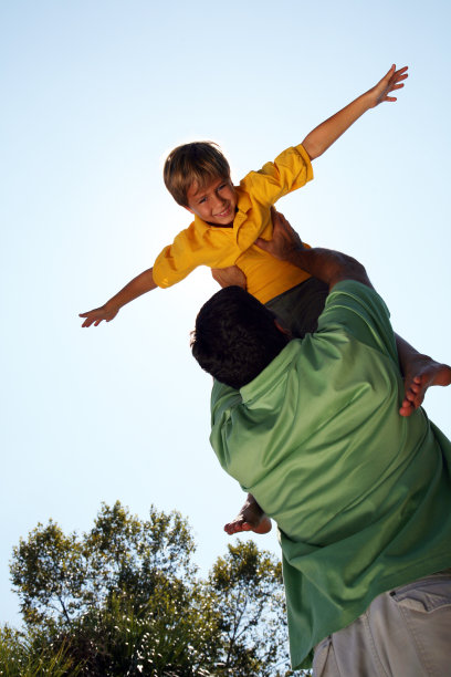 父亲将儿子举在空中图片下载