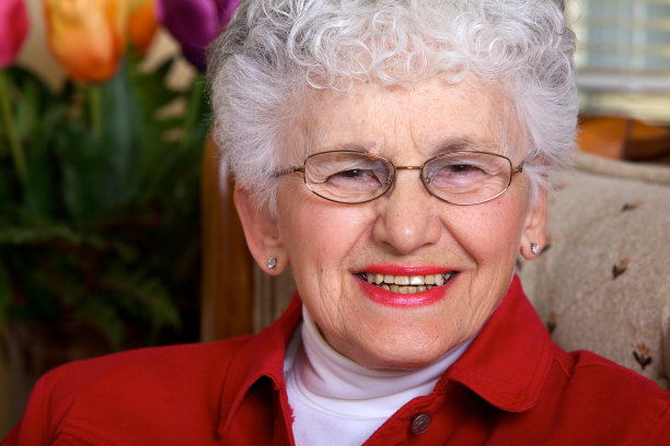 快乐和微笑的年长妇女图片下载