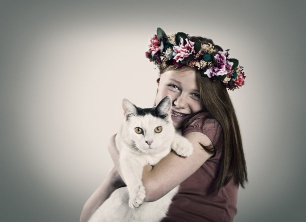 美丽的女孩和猫的肖像图片下载