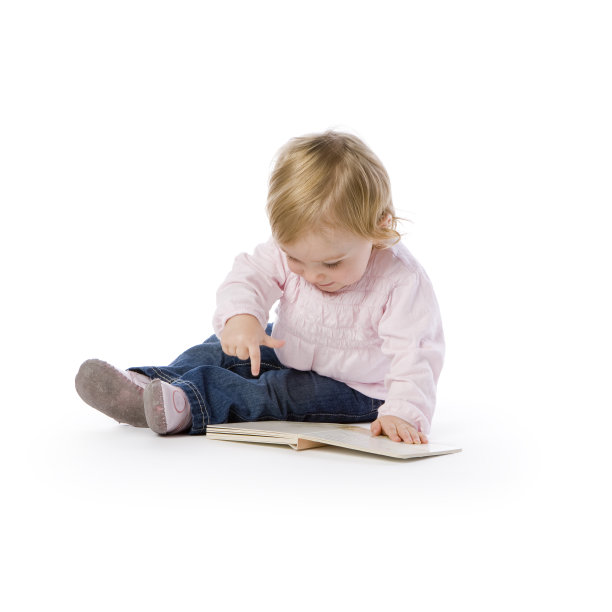 小女孩指着一本书图片下载