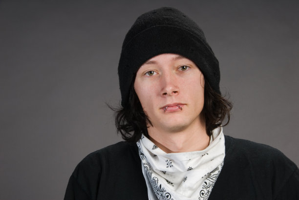 一个年轻人的肖像图片下载