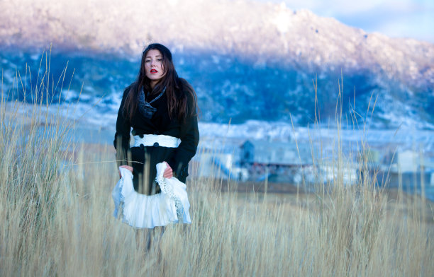 美丽的女人在高高的草丛中图片下载