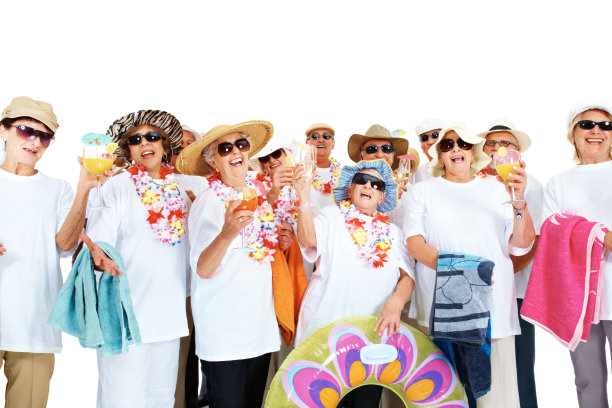 一群老年人在海滩度假图片下载