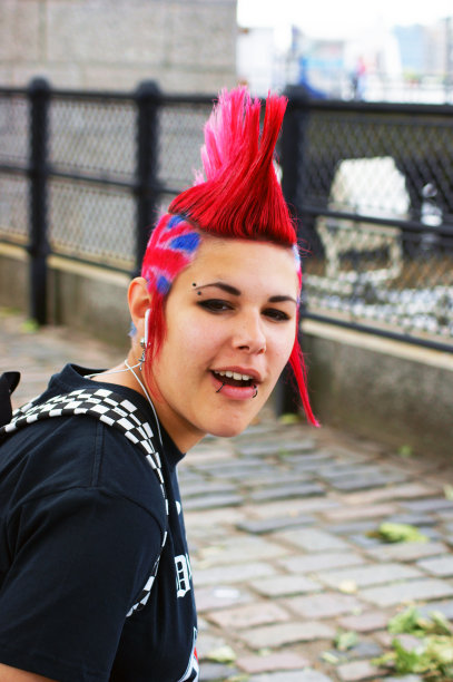 留着米字旗和莫霍克发型的朋克女孩图片下载
