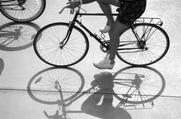老式自行车和骑手图片下载