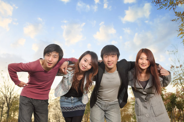 中国大学生在户外嬉戏图片下载