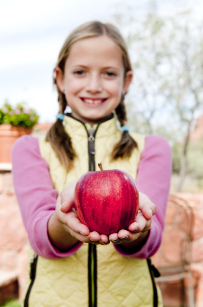 拿着苹果的小女孩图片下载