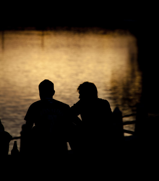 两个男人在夕阳下聊天。图片下载