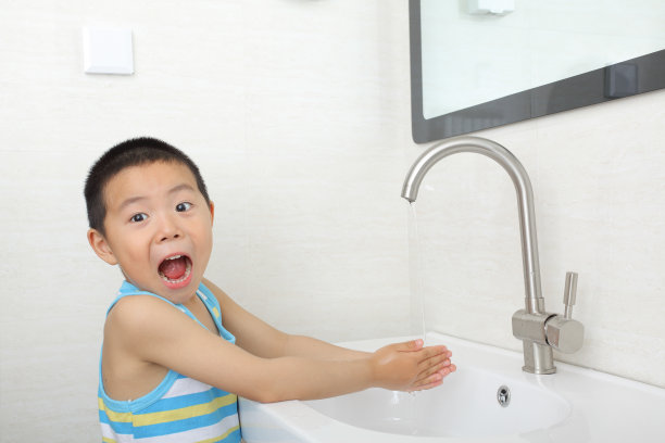 亚洲男孩在浴室里洗衣服图片下载