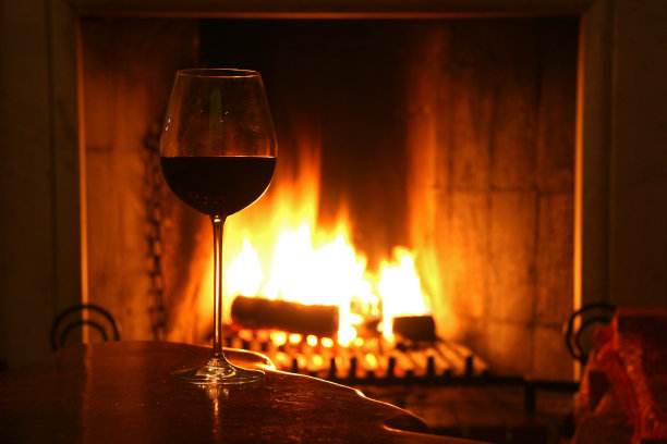 在壁炉旁喝一杯酒图片下载