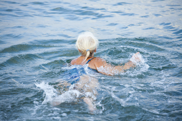 海上高级游泳运动员图片下载