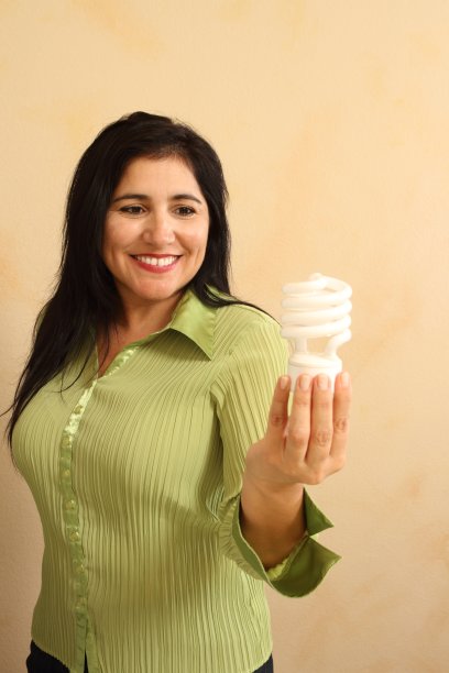 女子手持荧光灯图片下载