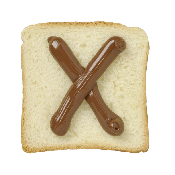 巧克力字母X在锡箔面包片，白色背景图片下载