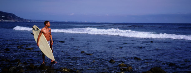 海滩上的冲浪者图片下载