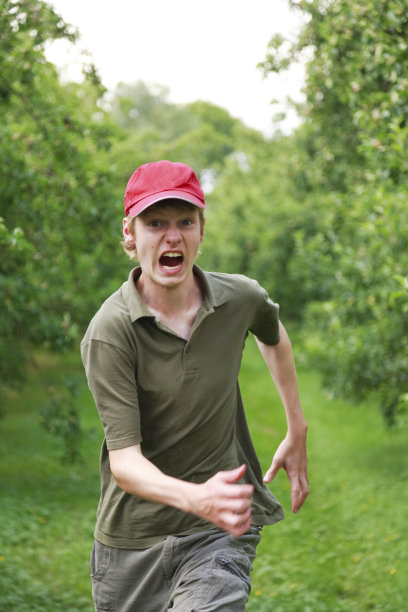 十几岁的男孩跑着喊着图片下载