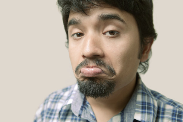 一个年轻人噘嘴的特写，不错。图片下载