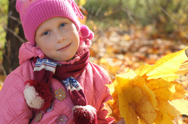 秋叶女孩图片下载