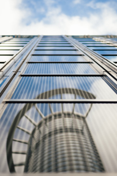 银行大楼反射在玻璃立面上图片下载