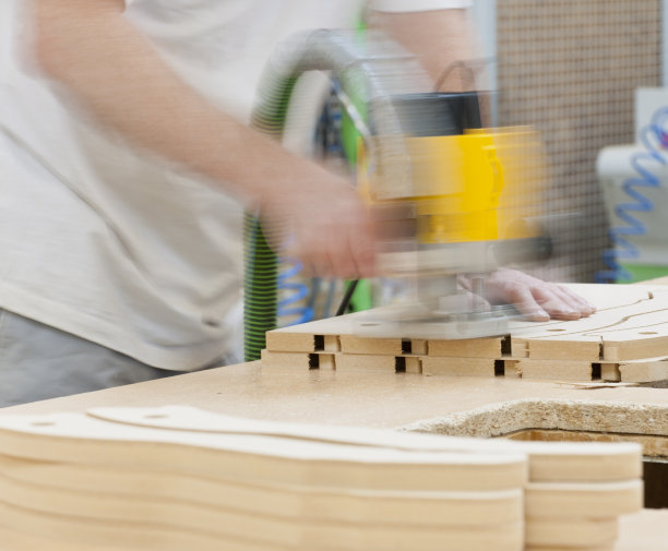 木工使用路由器切割MDF图片下载