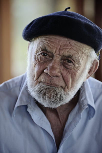 一个严厉的老人的肖像图片下载