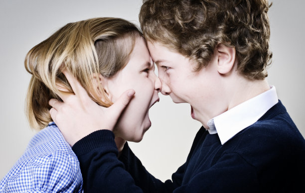 兄弟姐妹间的竞争图片下载