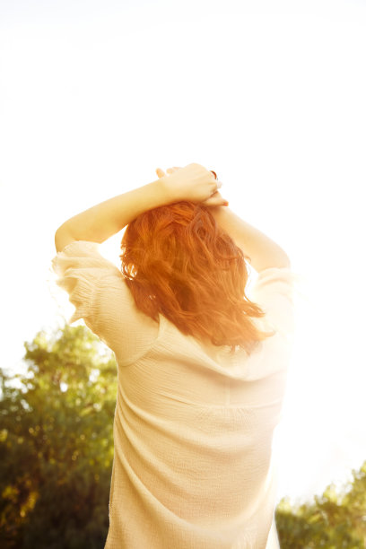 红发女人的后视图望向大自然图片下载