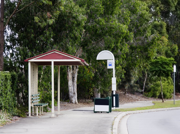 郊区路边的公交候车亭和长椅图片下载