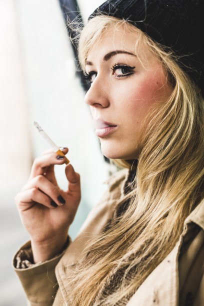 吸烟的女人图片下载