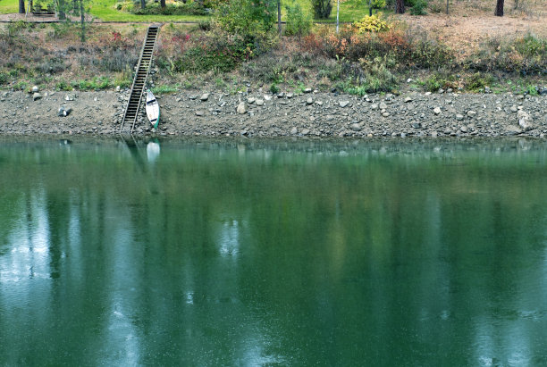 华盛顿州斯波坎河畔的独木舟图片下载
