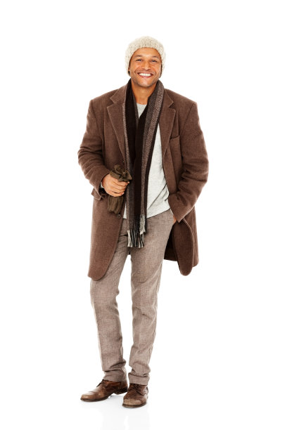 快乐成熟的男人在休闲冬装图片下载