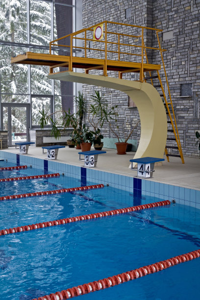 有楼梯和塔楼的游泳池图片下载