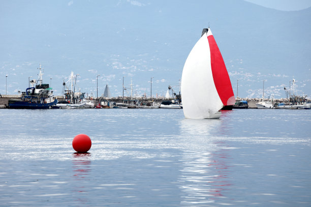 进入里耶卡港的帆船图片下载