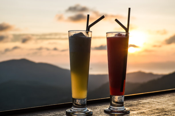 夕阳背景上的眼镜图片下载