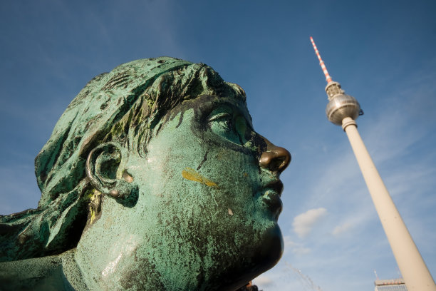 看无线电塔的雕像图片下载
