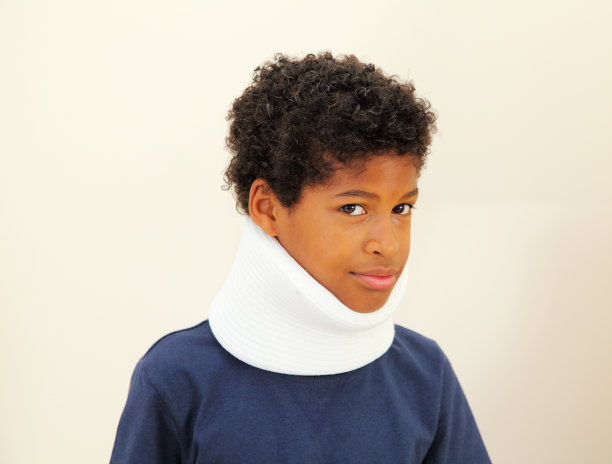 带颈托的男孩图片下载