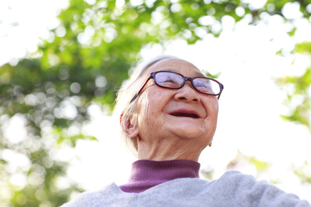 在花园里快乐的资深亚洲女人的肖像图片下载