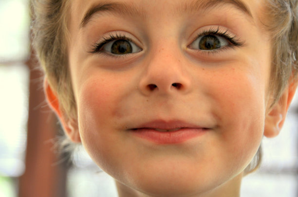 小男孩脸上露出惊讶的表情。图片下载