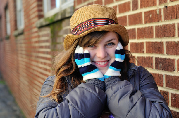 害羞的年轻女子图片下载