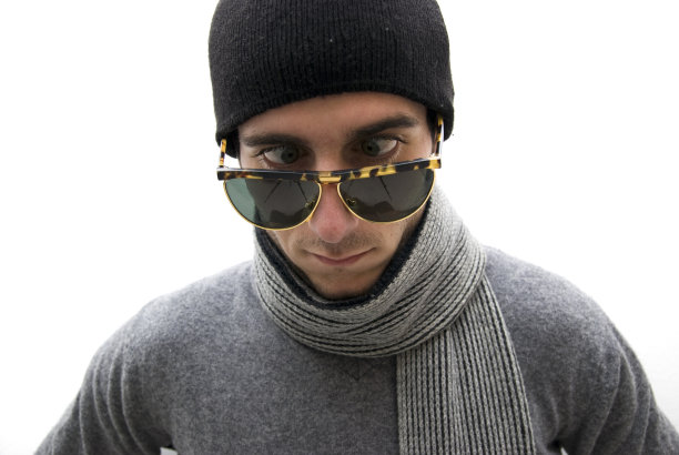 戴着帽子，围巾，眼神不对的男人图片下载