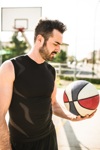 篮球运动员在球场上的肖像图片下载