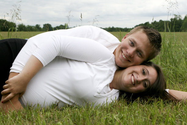 期待着一对年轻夫妇躺在户外图片下载