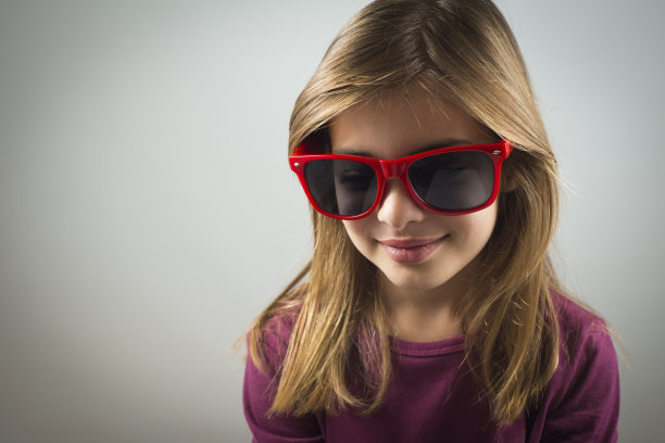 可爱的女孩与太阳镜肖像图片下载