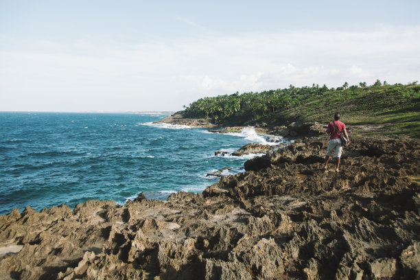 男人凝视着大海图片下载